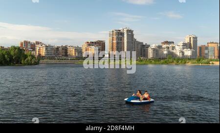 Kazan, Russie - juin 2020, panorama de la partie moderne de la ville sur le fleuve Kazanka Banque D'Images