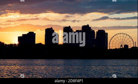 Silhouettes d'un quartier résidentiel au coucher du soleil à Kazan Banque D'Images