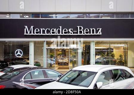 Salle d'exposition Mercedes-Benz avec panneau d'affichage au-dessus de l'entrée, voitures d'essai stationnées devant le magasin Banque D'Images