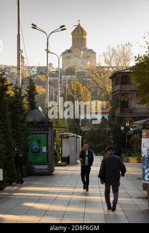 La cathédrale Sainte-Trinité est vue de loin sur un trottoir dans le centre de Tbilissi, la Géorgie, le Caucase, l'Europe de l'est. Banque D'Images