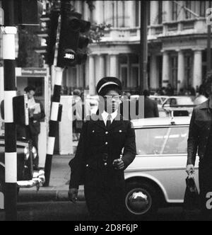 Un policier dans la rue. Londres, Angleterre, 1971 Banque D'Images