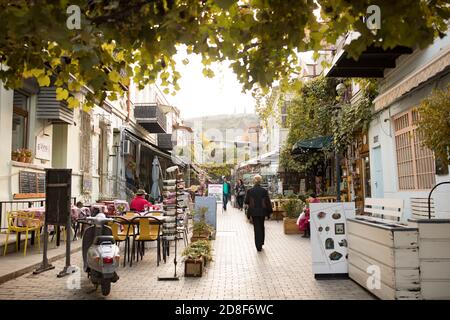 Scène de rue avec des cafés en plein air dans la vieille ville (kala) de Tbilissi, Géorgie, Caucase, Europe. Banque D'Images