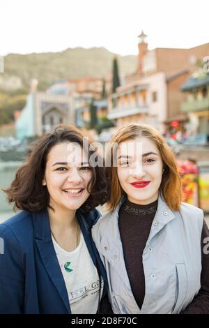 Portrait de deux jeunes femmes dans la vieille ville de Tbilissi, Géorgie, Caucase, Europe de l'est. Banque D'Images