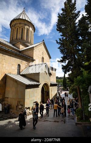 Les adorateurs assistent au service de la cathédrale médiévale de Sioni dans la vieille ville de Tbilissi, Géorgie, Caucase, Europe Banque D'Images