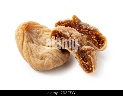Figues séchées et figues séchées coupées en deux sur un arrière-plan blanc Banque D'Images