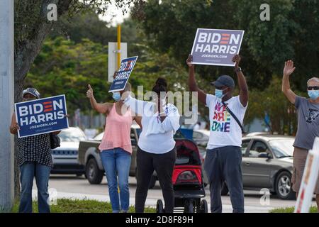 Coconut Creek, États-Unis. 29 octobre 2020. 29 octobre 2020 - Coconut Creek, FL: Supporters à l'extérieur de l'ancien vice-président Joe Biden de la campagne présidentielle 2020 au Broward College le 29 octobre 2020 à Coconut Creek, Floride. Crédit : Maurice Ross/l'accès photo crédit : l'accès photo/Alamy Live News Banque D'Images