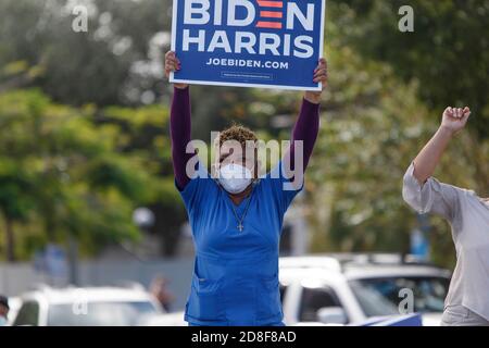 Coconut Creek, États-Unis. 29 octobre 2020. 29 octobre 2020 - Coconut Creek, FL: Supporters à l'extérieur de l'ancien vice-président Joe Biden de la campagne présidentielle 2020 au Broward College le 29 octobre 2020 à Coconut Creek, Floride. Crédit : Maurice Ross/l'accès photo crédit : l'accès photo/Alamy Live News Banque D'Images