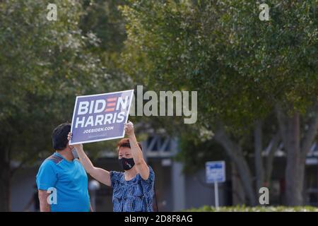 Coconut Creek, États-Unis. 29 octobre 2020. 29 octobre 2020 - Coconut Creek, FL: Supporters à l'extérieur de l'ancien vice-président Joe Biden de la campagne présidentielle 2020 au Broward College le 29 octobre 2020 à Coconut Creek, Floride. Crédit : Maurice Ross/l'accès photo crédit : l'accès photo/Alamy Live News Banque D'Images