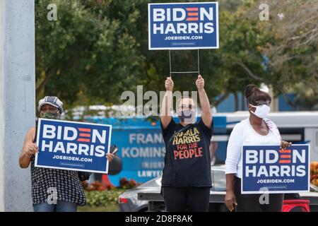 Coconut Creek, États-Unis. 29 octobre 2020. 29 octobre 2020 - Coconut Creek, FL: Supporters à l'extérieur de l'ancien vice-président Joe Biden de la campagne présidentielle 2020 au Broward College le 29 octobre 2020 à Coconut Creek, Floride. Crédit : Maurice Ross/l'accès photo crédit : l'accès photo/Alamy Live News Banque D'Images