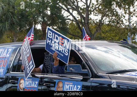 Coconut Creek, États-Unis. 29 octobre 2020. 29 octobre 2020 - Coconut Creek, FL: Supporters à l'extérieur de l'ancien vice-président Joe Biden de la campagne présidentielle 2020 au Broward College le 29 octobre 2020 à Coconut Creek, Floride. Crédit : Maurice Ross/l'accès photo crédit : l'accès photo/Alamy Live News Banque D'Images