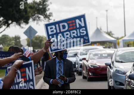 Coconut Creek, États-Unis. 29 octobre 2020. 29 octobre 2020 - Coconut Creek, FL: Supporters à l'extérieur de l'ancien vice-président Joe Biden de la campagne présidentielle 2020 au Broward College le 29 octobre 2020 à Coconut Creek, Floride. Crédit : Maurice Ross/l'accès photo crédit : l'accès photo/Alamy Live News Banque D'Images