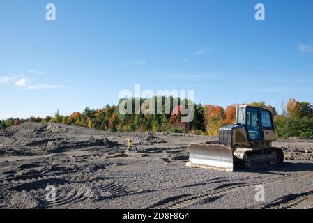 Toronto, Ontario / Canada - 23/10/2020: Bulldozer sur un nouveau chantier de construction Banque D'Images