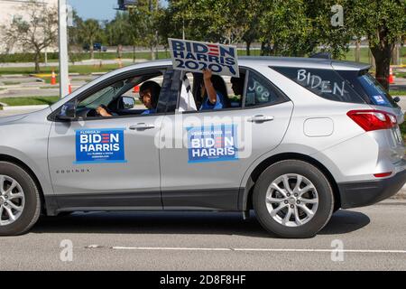 Coconut Creek, États-Unis. 29 octobre 2020. 29 octobre 2020 - Coconut Creek, FL: Supporters à l'extérieur de l'ancien vice-président Joe Biden de la campagne présidentielle 2020 au Broward College le 29 octobre 2020 à Coconut Creek, Floride. Crédit : Maurice Ross/l'accès photo crédit : l'accès photo/Alamy Live News Banque D'Images