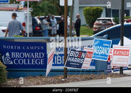 Coconut Creek, États-Unis. 29 octobre 2020. 29 octobre 2020 - Coconut Creek, FL: Supporters à l'extérieur de l'ancien vice-président Joe Biden de la campagne présidentielle 2020 au Broward College le 29 octobre 2020 à Coconut Creek, Floride. Crédit : Maurice Ross/l'accès photo crédit : l'accès photo/Alamy Live News Banque D'Images