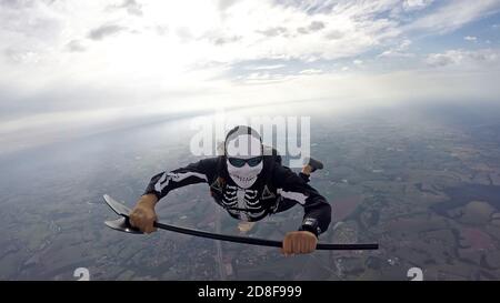 Skeleton de costume de parachutiste, Halloween Banque D'Images