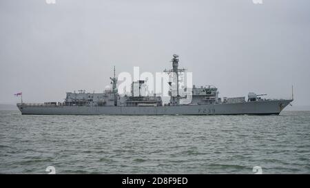 La frégate de type 23 de la Royal Navy, HMS Richmond (F239), est arrivée à la base navale de Portsmouth, au Royaume-Uni, le 29 octobre 2020 au matin. Banque D'Images