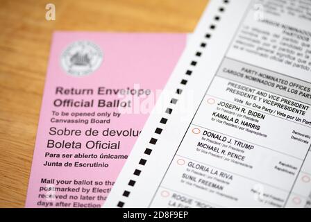 Riverside, Californie, États-Unis - 10/2020: Bulletin officiel vierge avec enveloppe sur la table lors de l'élection présidentielle de 2020. Banque D'Images