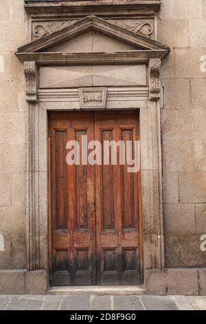 Porte en bois dans le vieux bâtiment en pierre d'une ville coloniale - ancienne porte en bois pittoresque Banque D'Images