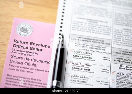 Riverside, Californie, États-Unis - 10/2020: Pose de la plume du bulletin officiel blanc sur le drapeau américain lors de l'élection présidentielle de 2020. Banque D'Images