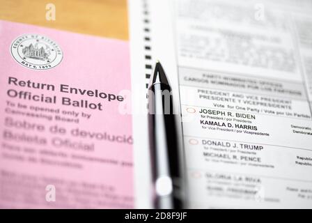 Riverside, Californie, États-Unis - 10/2020: Pose de la plume du bulletin officiel blanc sur le drapeau américain lors de l'élection présidentielle de 2020. Banque D'Images