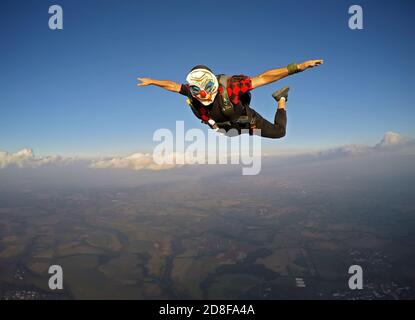 Parachutiste habillé comme un clown à Halloween. Banque D'Images