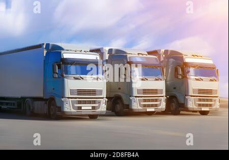 Trois camions aller sur l'autoroute large Banque D'Images