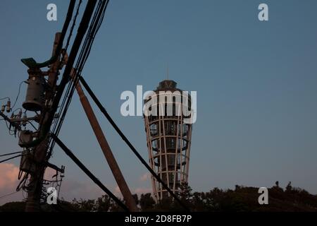 Le phare d'Enoshima, connu sous le nom de Sea Candle, au crépuscule sur l'île d'Enoshima, Kanagawa, Japon. Banque D'Images