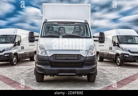 Camion de transport et les mini-fourgonnettes de livraison de fret Banque D'Images