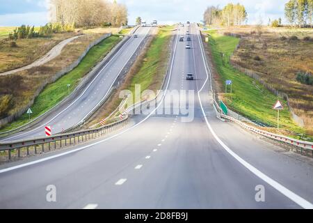 Nouvelle autoroute de banlieue dans une zone vallonnée au virage Banque D'Images