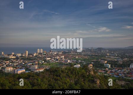 Cette photo unique montre le coucher du soleil fin octobre sur la ville balnéaire thaïlandaise appelée Hua Hin. Vous pouvez voir les maisons et les montagnes très bien. Banque D'Images