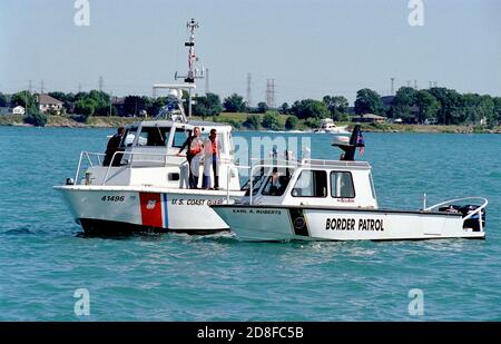 Les contrôles de la Garde côtière des bateaux sur la rivière Sainte-Claire à la frontière canadienne pour les infractions de droit à Port Huron au Michigan Banque D'Images