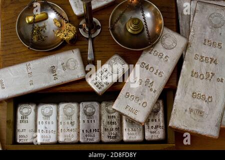 Homestake Mining Company barres de lingots d'argent. La mine est maintenant fermée à Lead, Dakota du Sud - Black Hills, États-Unis. Barre d'or et nuggets sur balance. Banque D'Images