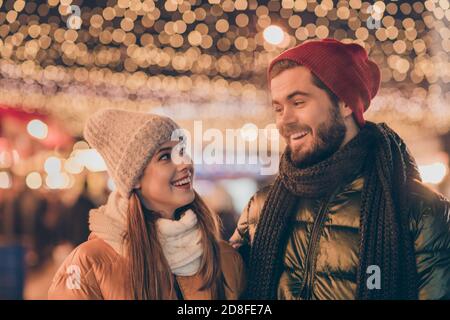 Photo de la date positive du début de l'année du couple sous la nuit en dehors de la soirée illumination sky wear hiver vêtements d'extérieur Banque D'Images