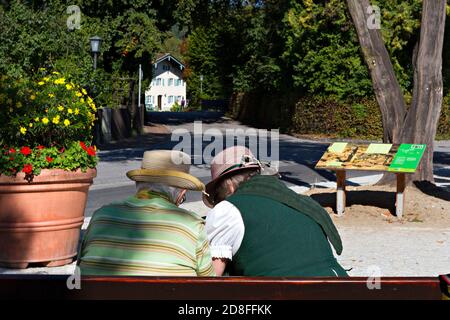 Vue de l'arrière, deux femmes âgées assises sur un banc, Prien, Chiemgau, haute-Bavière, Allemagne Banque D'Images