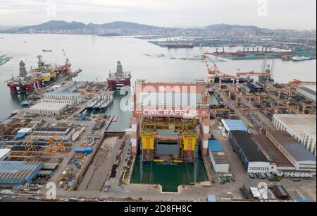 Pékin, Chine. 29 octobre 2020. La photo aérienne prise le 29 octobre 2020 montre la plate-forme de stockage semi-submersible de pétrole développée par la Chine à Yantai, dans la province de Shandong, dans l'est de la Chine. Crédit : Wang Yuguo/Xinhua/Alay Live News Banque D'Images