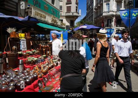 La vente de tasses Mate sur Sarandi Rue dans le vieux centre-ville, Montevideo, Uruguay, Amérique du Sud Banque D'Images