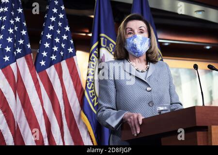 Washington, États-Unis. 29 octobre 2020. Nancy Pelosi (D-CA), Présidente de la Chambre, porte un masque facial, parle lors de sa conférence de presse hebdomadaire au Capitole des États-Unis à Washington. Crédit : SOPA Images Limited/Alamy Live News Banque D'Images