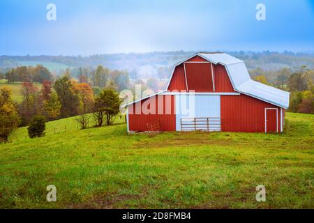 Grange dans la région des Ozark Mountains de l'Arkansas Banque D'Images