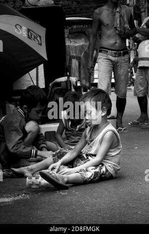 les parents et les enfants sur le bord de la route Banque D'Images