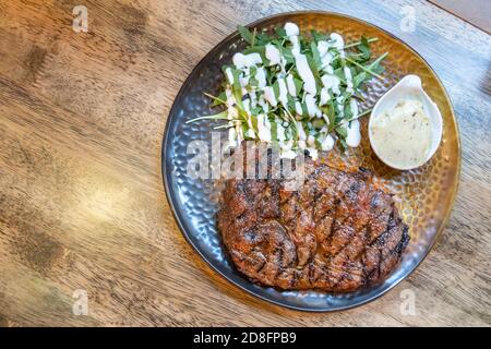 Vue en hauteur du steak de bœuf délicieux grillé au feu avec plats d'accompagnement servis Banque D'Images