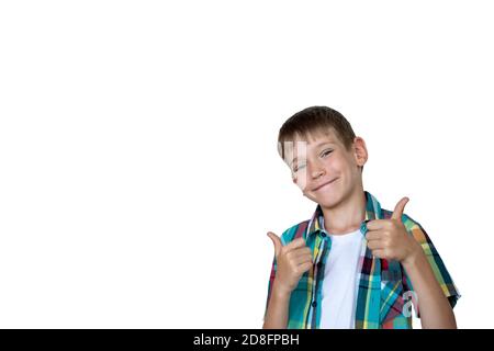 Gros plan d'un garçon souriant montrant un mouvement de pouce vers le haut isolé sur fond blanc, espace de copie. Joie, concept de bonheur Banque D'Images