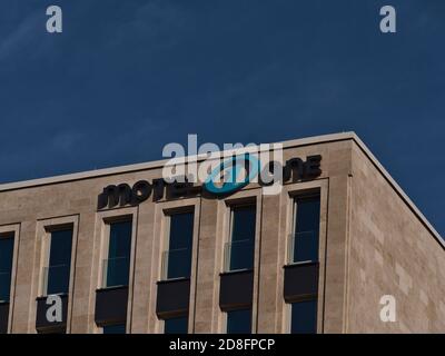 Freiburg, Bade-Wurtemberg, Allemagne - 10/25/2020: Logo de la chaîne d'hôtels design budget Motel One (plus de 70 hôtels) sur le dessus du nouveau bâtiment. Banque D'Images