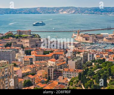 Marseille, Provence-Alpes-Côte d'Azur, France. Vue sur l'entrée du Vieux-Port, le Vieux-Port et le fort Saint-Jean du XVIIe siècle. Banque D'Images