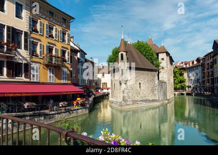 Annecy, Haute-Savoie, Rhône-Alpes, France. Palais de l'Isle au milieu de la rivière Thiou. Banque D'Images