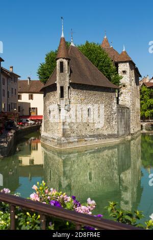 Annecy, Haute-Savoie, Rhône-Alpes, France. Palais de l'Isle au milieu de la rivière Thiou. Banque D'Images