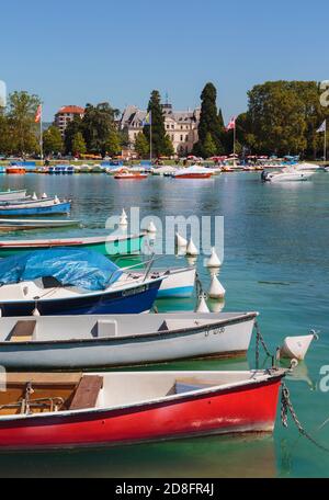 Annecy, département de la haute-Savoie, Rhône-Alpes, France. Bateaux sur le lac d'Annecy, sur les rives des Jardins de l'Europe. Banque D'Images