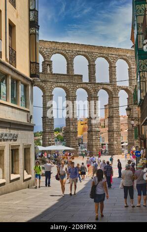 Vue sur la Calle Cervantes jusqu'à la Plaza Azoguejo et l'aqueduc romain qui date d'environ le premier siècle après J.-C. Ségovie, province de Ségovie, Castille Banque D'Images