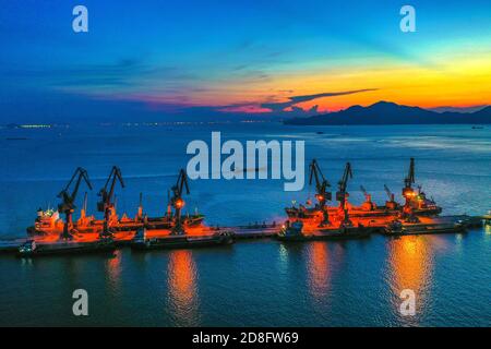 Vue aérienne des navires qui chargent et déchargent des conteneurs au port de Zhoushan dans la ville de Ningbo, province de Zhejiang, en Chine orientale, 31 août 2020. Banque D'Images