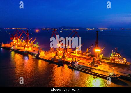 Vue aérienne des navires qui chargent et déchargent des conteneurs au port de Zhoushan dans la ville de Ningbo, province de Zhejiang, en Chine orientale, 31 août 2020. Banque D'Images