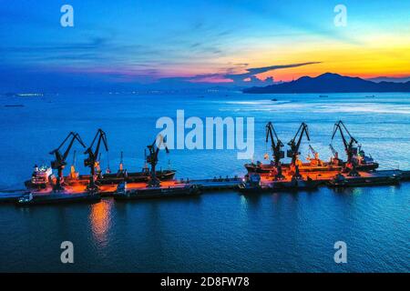 Vue aérienne des navires qui chargent et déchargent des conteneurs au port de Zhoushan dans la ville de Ningbo, province de Zhejiang, en Chine orientale, 31 août 2020. Banque D'Images